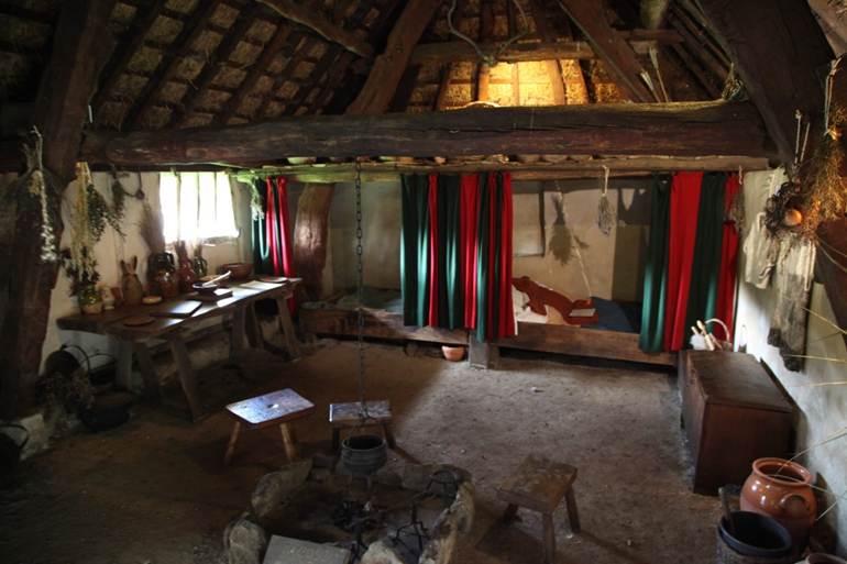 A room with a wood beam and a table
Description automatically generated with medium confidence